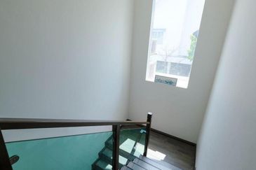 DOUBLE STOREY BUNGALOW SS7 KELANA JAYA - WALKING DISTANCE TO PARADIGM MALL