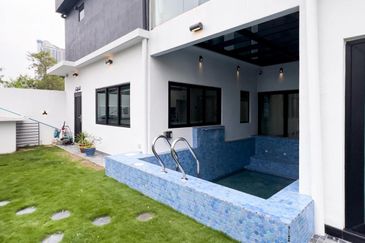SETIA ALAM CORNER LOT DOUBLE STOREY HOUSE FULLY RENOVATED WITH SWIMMING POOL