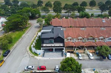 SETIA ALAM CORNER LOT DOUBLE STOREY HOUSE FULLY RENOVATED WITH SWIMMING POOL