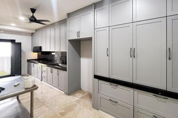 SETIA ALAM CORNER LOT DOUBLE STOREY HOUSE FULLY RENOVATED WITH SWIMMING POOL