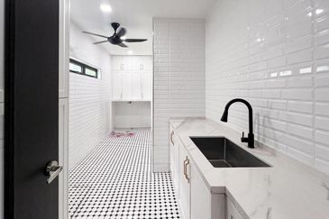 SETIA ALAM CORNER LOT DOUBLE STOREY HOUSE FULLY RENOVATED WITH SWIMMING POOL