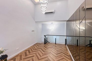 SETIA ALAM CORNER LOT DOUBLE STOREY HOUSE FULLY RENOVATED WITH SWIMMING POOL