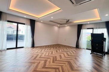 SETIA ALAM CORNER LOT DOUBLE STOREY HOUSE FULLY RENOVATED WITH SWIMMING POOL