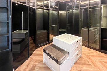 SETIA ALAM CORNER LOT DOUBLE STOREY HOUSE FULLY RENOVATED WITH SWIMMING POOL