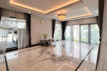 SETIA ALAM CORNER LOT DOUBLE STOREY HOUSE FULLY RENOVATED WITH SWIMMING POOL