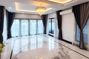 SETIA ALAM CORNER LOT DOUBLE STOREY HOUSE FULLY RENOVATED WITH SWIMMING POOL