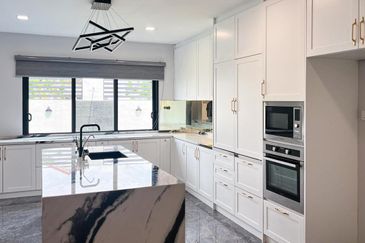 SETIA ALAM CORNER LOT DOUBLE STOREY HOUSE FULLY RENOVATED WITH SWIMMING POOL