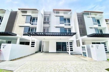 Renovated 2.5-Storey Hyperlink House, Duta Villa @ Presint 14, Putrajaya