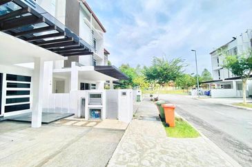 Renovated 2.5-Storey Hyperlink House, Duta Villa @ Presint 14, Putrajaya