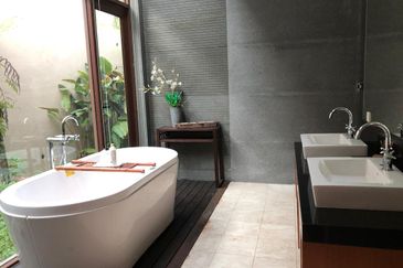 Freehold Bungalow, Gated and Guarded