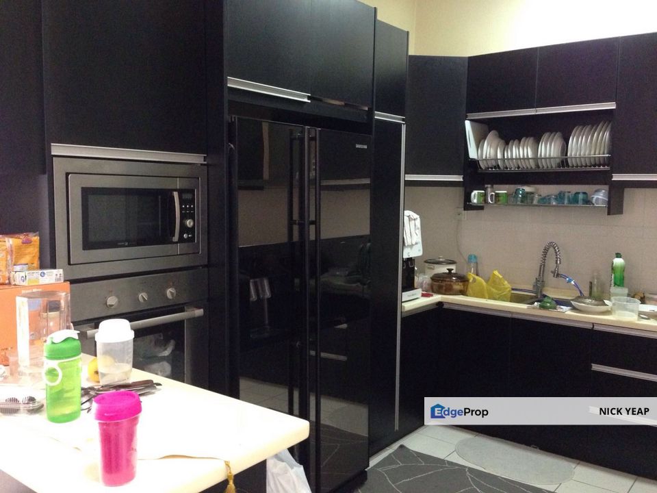 Kota Damansara Villa Damansara Seksyen 4 Double Storey Terrace House End unit with extra land, Selangor, Kota Damansara