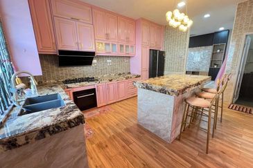 Puncak Pinggiran Putra