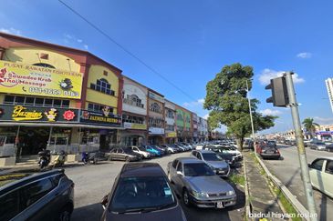 3 STOREY CORNER SHOP LOT SERI KEMBANGAN SERDANG