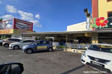 3 STOREY CORNER SHOP LOT SERI KEMBANGAN SERDANG