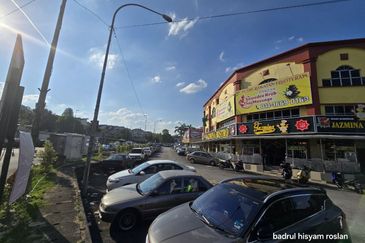 3 STOREY CORNER SHOP LOT SERI KEMBANGAN SERDANG