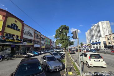 3 STOREY CORNER SHOP LOT SERI KEMBANGAN SERDANG