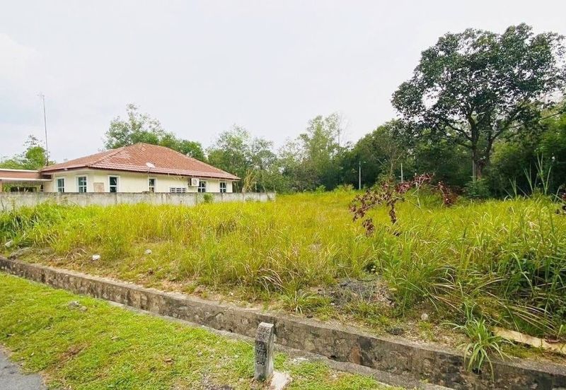 TANAH LOT BANGLO JALAN TASIK SENANGIN SEKSYEN 8