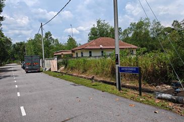 LOT BANGLO JALAN TASIK  SENANGIN SEKSYEN 8