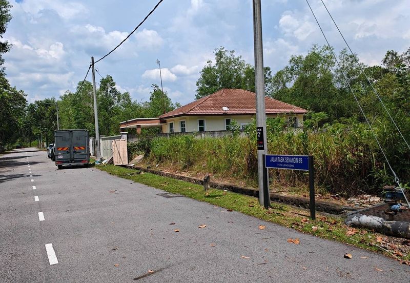 LOT BANGLO JALAN TASIK  SENANGIN SEKSYEN 8