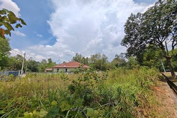 LOT BANGLO JALAN TASIK  SENANGIN SEKSYEN 8