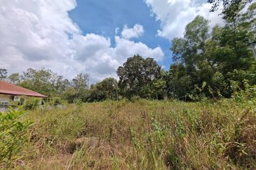 LOT BANGLO JALAN TASIK  SENANGIN SEKSYEN 8