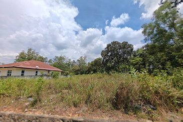 LOT BANGLO JALAN TASIK  SENANGIN SEKSYEN 8