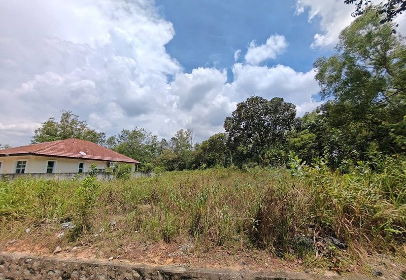 LOT BANGLO JALAN TASIK  SENANGIN SEKSYEN 8