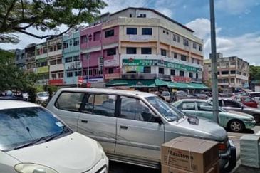 4 STOREY SHOP LOT CHERAS MALURI