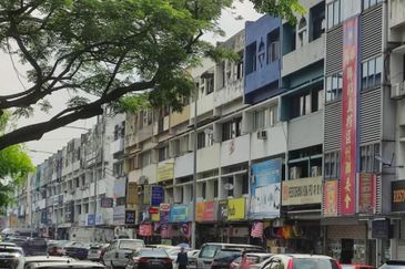 4 STOREY SHOP LOT CHERAS MALURI