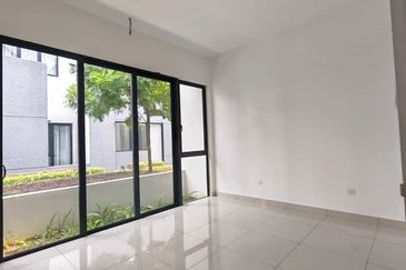 Luxura Residence @ twentyfive.7