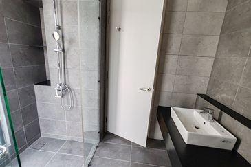 Luxura Residence @ twentyfive.7