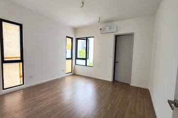 Luxura Residence @ twentyfive.7