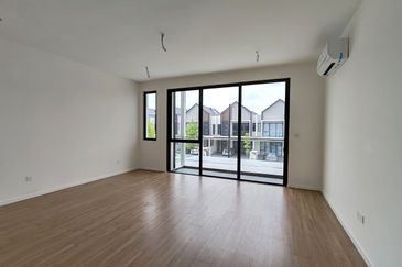 Luxura Residence @ twentyfive.7