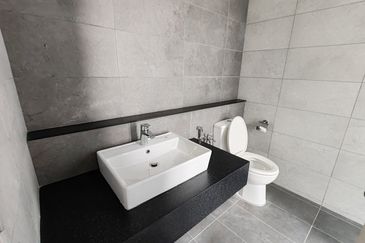 Luxura Residence @ twentyfive.7