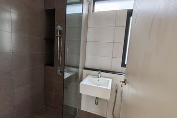 Luxura Residence @ twentyfive.7