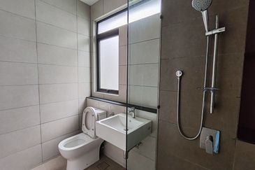 Luxura Residence @ twentyfive.7