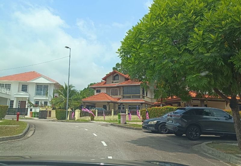 Nice Location Bungalow Lot Corner Precint 16 Putrajaya for Sale