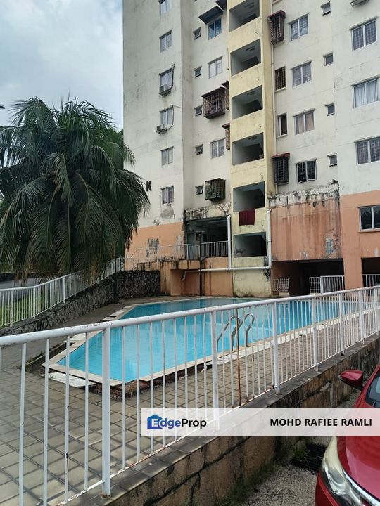 Top Floor Pangsapuri Kinabalu Taman Sinaran Seri Kembangan for Sale, Selangor, Balakong