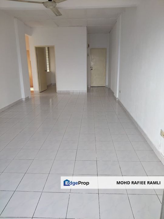 Top Floor Pangsapuri Kinabalu Taman Sinaran Seri Kembangan for Sale, Selangor, Balakong