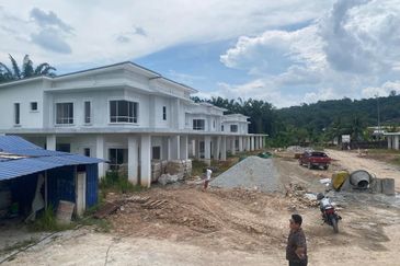 Rumah Baru Berkembar 2 Tingkat Design Moden Taman Salak Mulia Berhampiran KLIA Sepang Selangor untuk Dijual