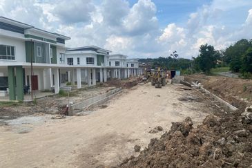 Rumah Baru Berkembar 2 Tingkat Design Moden Taman Salak Mulia Berhampiran KLIA Sepang Selangor untuk Dijual