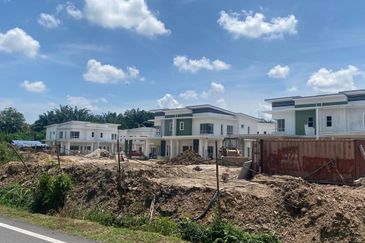 Rumah Baru Berkembar 2 Tingkat Design Moden Taman Salak Mulia Berhampiran KLIA Sepang Selangor untuk Dijual