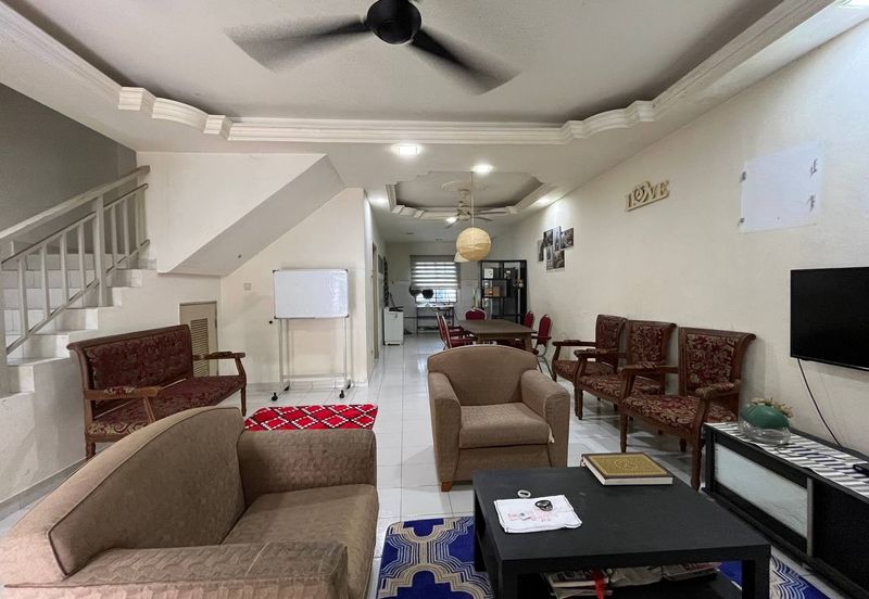 Bandar Enstek (Timur)