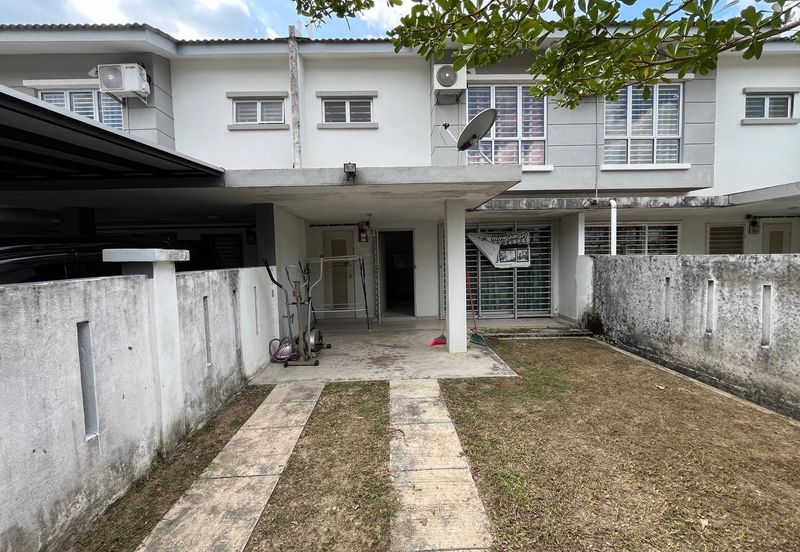 Bandar Enstek (Timur)