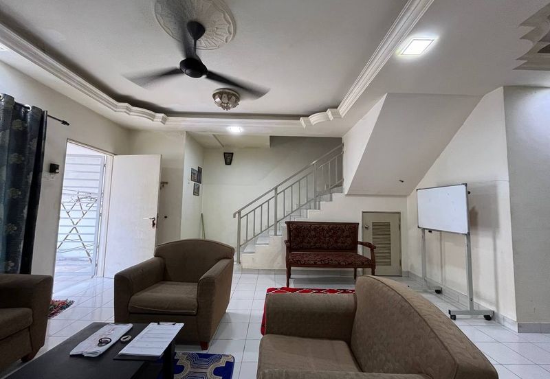 Bandar Enstek (Timur)