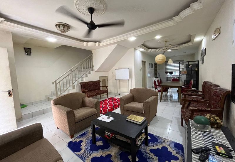 Bandar Enstek (Timur)