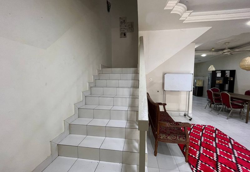 Bandar Enstek (Timur)