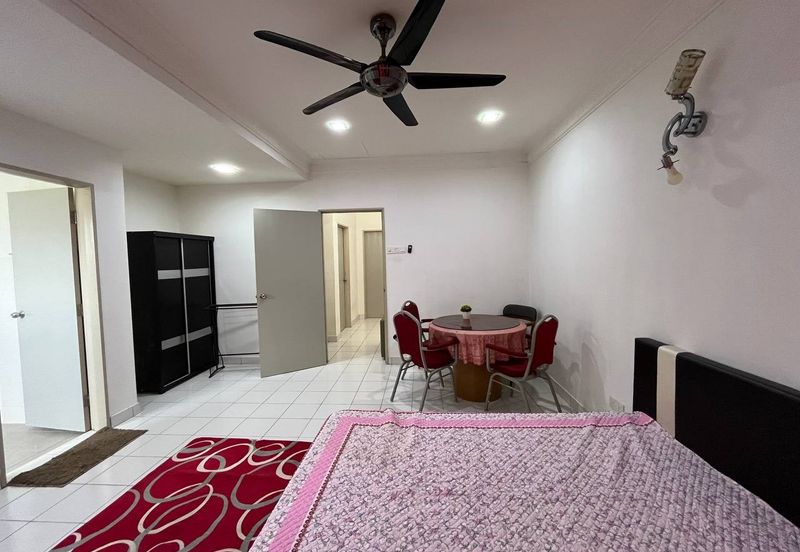 Bandar Enstek (Timur)