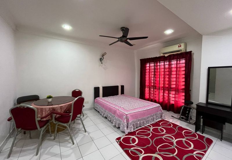 Bandar Enstek (Timur)