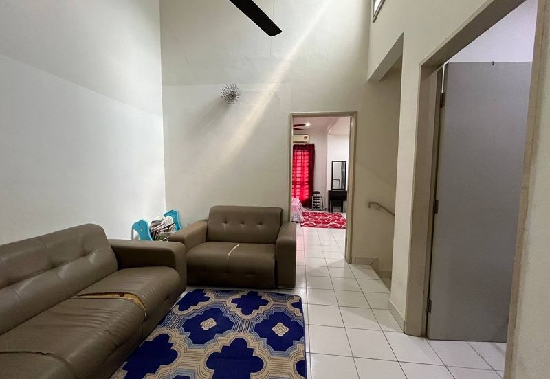 Bandar Enstek (Timur)